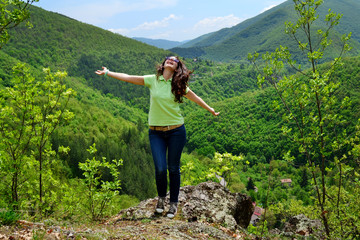 Naklejka premium Happy Hiker Woman on the Top of Summer Mountain with Stunning View 