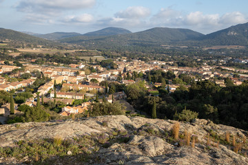 Le Plan de la Tour , ein Dorf in der Provence, im Süden Frankreichs