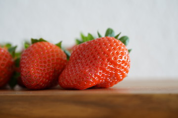 Erdbeeren auf einem Küchenbrett
