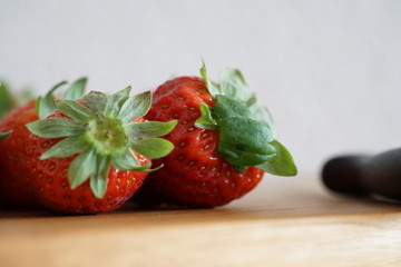 Erdbeeren auf einem K&uuml;chenbrett