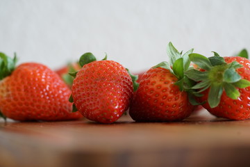 Erdbeeren auf einem Küchenbrett