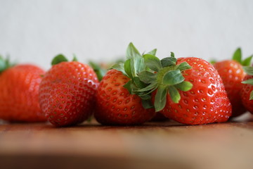 Erdbeeren auf einem Küchenbrett
