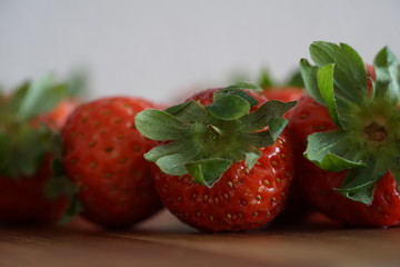 Erdbeeren auf einem Küchenbrett