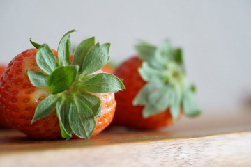 Erdbeeren auf einem Küchenbrett