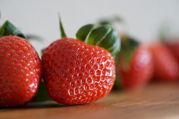 Erdbeeren auf einem K&uuml;chenbrett
