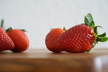 Erdbeeren auf einem Küchenbrett