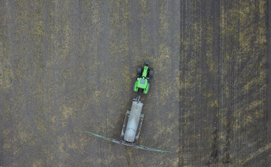 Landwirtschaft als Grund für Wasserverschmutzung? Traktor mit Gülletonne und...