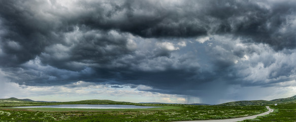 Regenwolken über dem Venabygdsfjell im Rondane Nationalpark in Norwegen