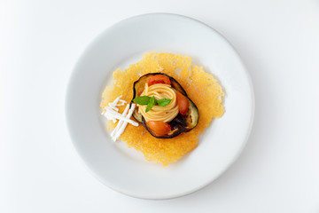 Spaghetti alla norma su cialda di parmiggiano