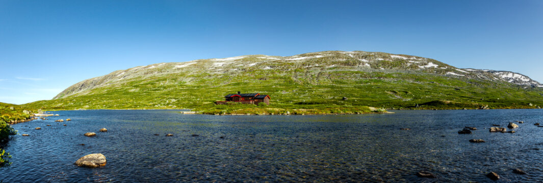 Blockahus am Ufer eines Sees bei Skj&aring;k, Norwegen