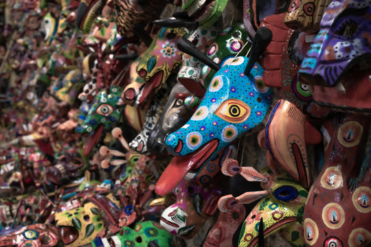 Cientos de m&aacute;scaras artesanales est&aacute;n colgadas en la pared.
