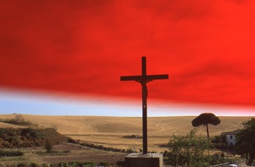 Crocifisso con cielo rosso e paesaggio 