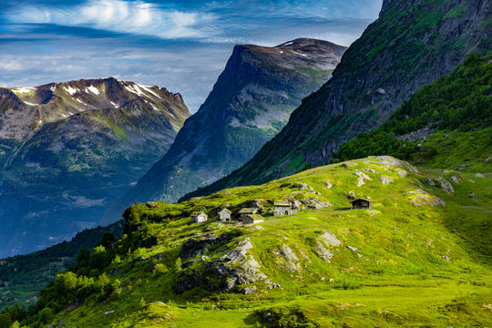 Bergdorf bei Stranda am Geirangerfjord in Norwegen