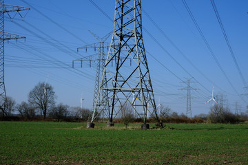 Hochspannungsmasten auf einem landwirtschaftlichen Feld