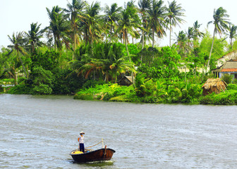 charakterystyczna łódź na rzece w środkowym Wietnamie