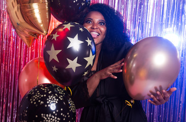 Naklejka premium Beautiful black woman enjoying a party lifestyle. Birthday party, clubbing and holidays concept.