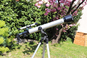 Télescope gris et noir avec lunette de visée