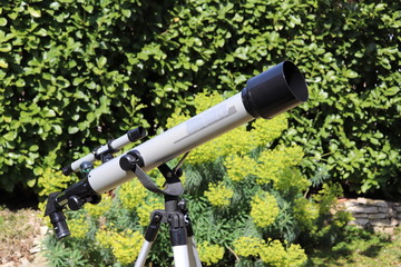 Télescope gris et noir avec lunette de visée