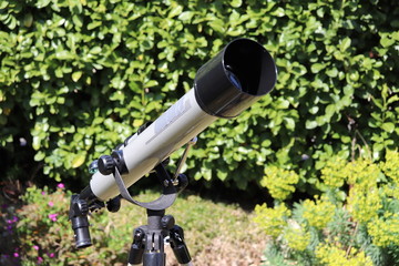 Télescope gris et noir avec lunette de visée