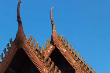 Fototapeta na wymiar Traditional Thai style stucco on Buddhist temple roof.