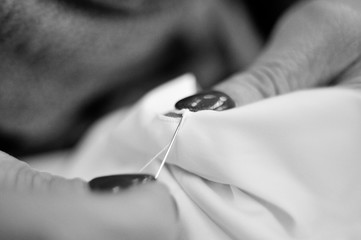 Fotografie sartoriali in bianco e nero durante la lavorazione di capi di abbigliamento