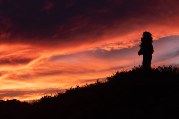Obraz premium silhouette of a man standing on a mountain top
