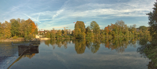 Flusslandschaft im Herbst
