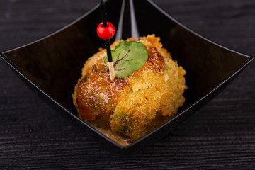 Chicken fillet in bread crumbs with cream sauce