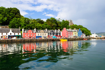 Fototapeta na wymiar Beautiful colorful houses at the port of Tobermory in Scotland