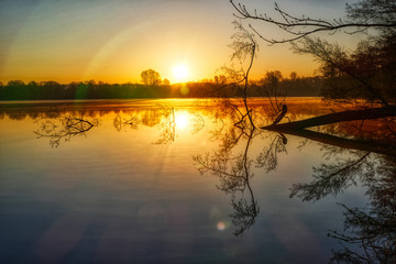 Sonnenaufgang über der Seenplatte in Duisburg