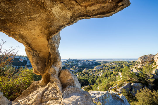 Les Baux de Provence, labellis&eacute; Les Plus Beaux Villages de France, le Val d'Enfer, falaise perc&eacute;e de grottes, parc naturel r&eacute;gional des Alpilles