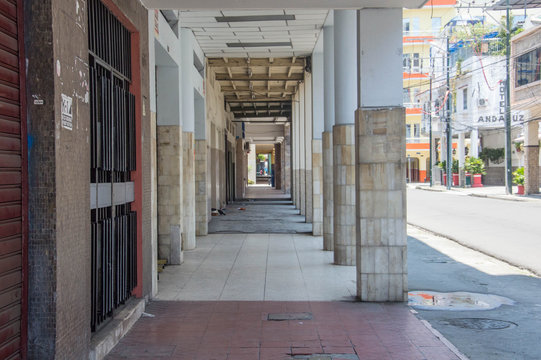 Ciudad de Guayaquil en Cuarentena, ciudad vac&iacute;a, calles sin autos y sin gente, panemia. Qu&eacute;date en Casa.