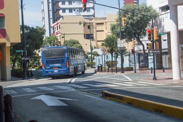 Plakat Ciudad de Guayaquil en Cuarentena, ciudad vacía, calles sin autos y sin gente, panemia. Quédate en Casa.