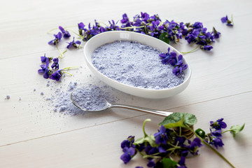 Obraz na płótnie Canvas viola violetta odorata lilac sugar for baking decorating cupcakes