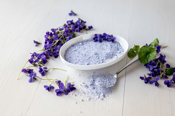 Obraz na płótnie Canvas viola sugar violetta odorata sugar crystals for decorating baking cupcakes fresh lilac spring edible fragrant flower