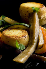 Mix di verdure arrostite, su fondo nero