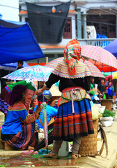 wietnamskie kobiety w tradycyjnych strojach na targu w Bac Ha - obrazy, fototapety, plakaty