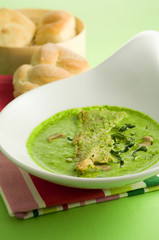 Vellutata di fave e piselli con crostone di pane e spinaci