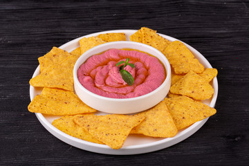 Humus beet, with seasonings, served with chips and mint