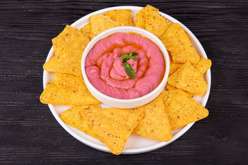 Humus beet, with seasonings, served with chips and mint