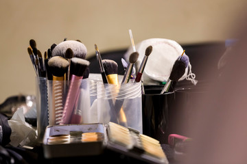 Ambiance des coulisses lors de la fashion week a Paris