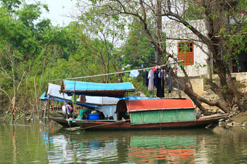 zamieszkałe łodzie na rzece w Wietnamie