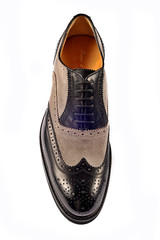 Fotografia di still liife di scarpe classiche su fondo bianco.