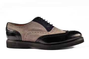 Fotografia di still liife di scarpe classiche su fondo bianco.