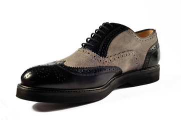 Fotografia di still liife di scarpe classiche su fondo bianco.