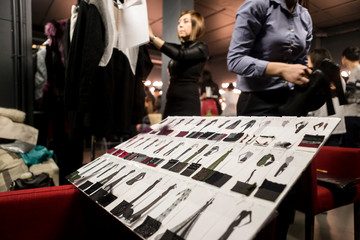 Ambiance des coulisses lors de la fashion week a Paris