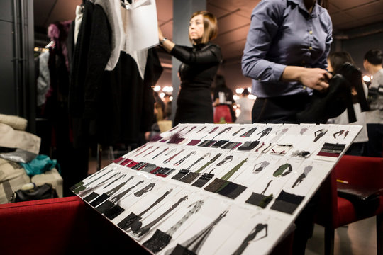 Ambiance des coulisses lors de la fashion week a Paris