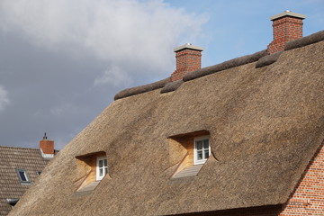Fototapeta na wymiar Schornstein auf einem Dach eines Hauses