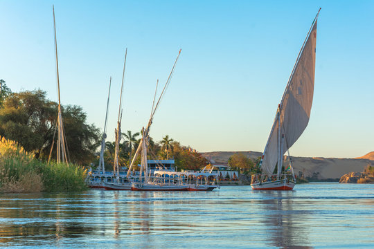 Barcos egípcios navegando o rio nilo