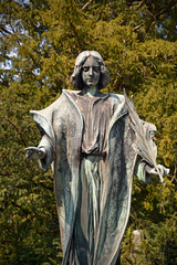 broncefigur auf dem wormser hauptfriedhof